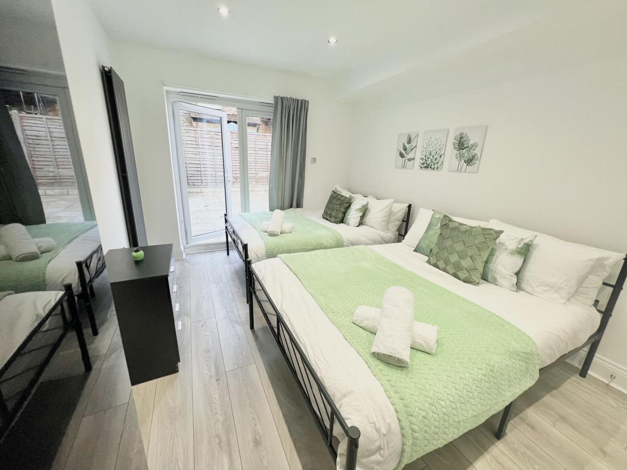Charming 3-Bed Flat In Shepherds Bush - Sleeps 9 Londra Dış mekan fotoğraf